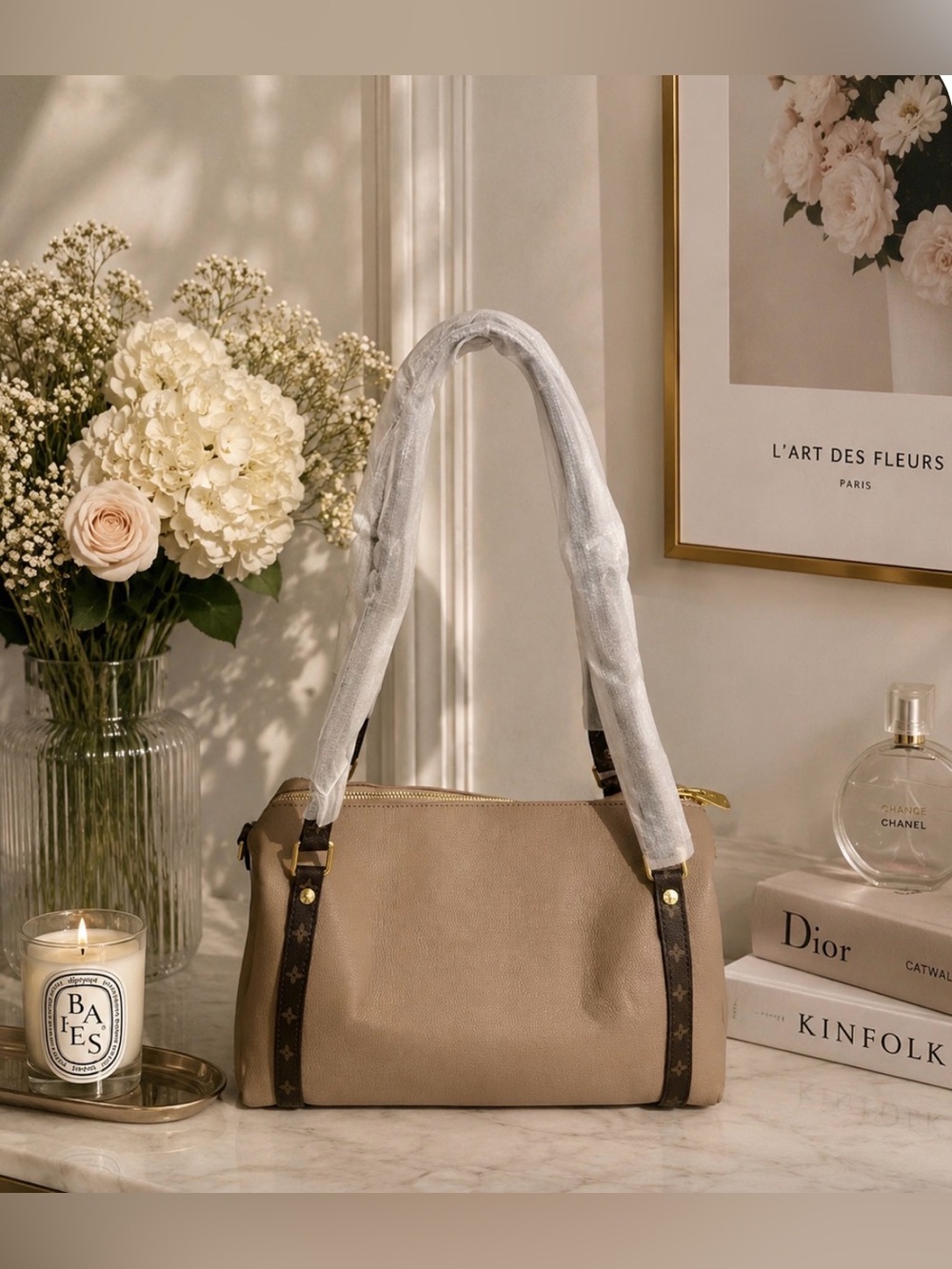 Shoulders Bag with Gold Hardware not authentic, is beautiful. New